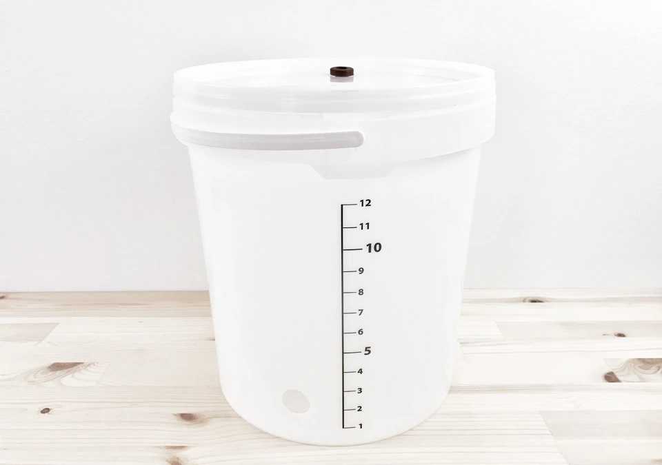 Jäskärl 15-liter med lock och hål för tappkran